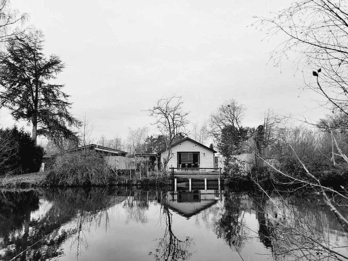 Rustig gelegen chalet Kapeki met tuin aan het water in Geel, Antwerpen und Umgebung