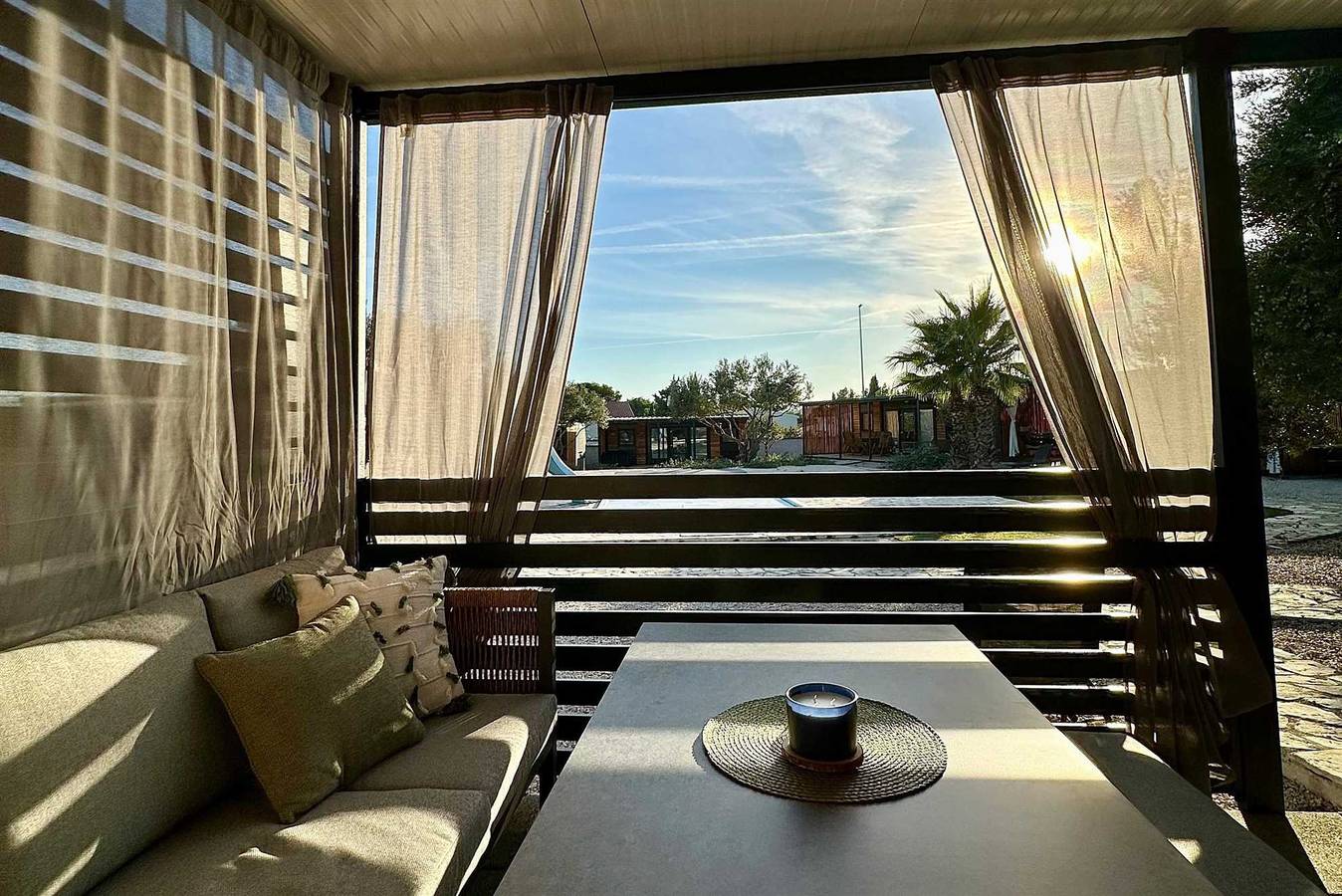 Mobilheim Maslina mit Pool in Strandnähe in Pirovac, Šibenik-Knin