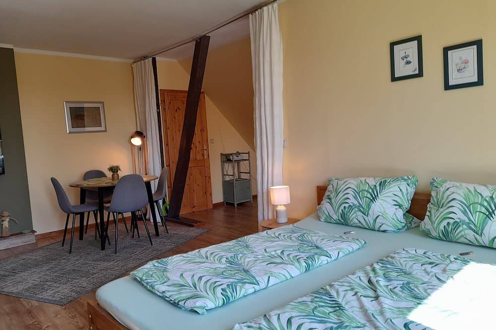 Ganze Wohnung, Ferienwohnung an der Ostsee - Alleinlage am Waldrand  <br> in Ahrenshagen-Daskow, Vorpommern-Rügen