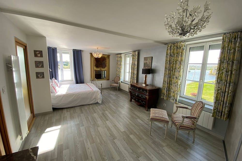 House on the banks of the Loire with exceptional view of the Château de Sully in Saint-Père-sur-Loire, Valle del Loira