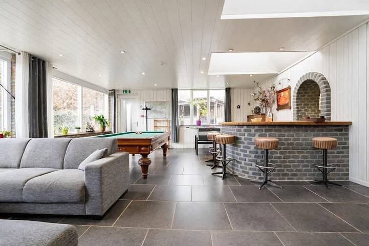 Ferienhaus für 12 Personen, mit Terrasse und Whirlpool sowie Garten, mit Haustier