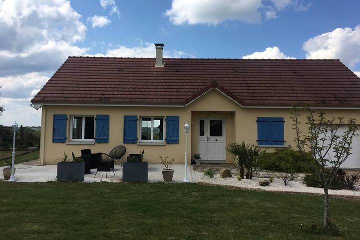 Location de vacances pour 6 personnes, avec jardin à Saint-Agnant-de-Versillat