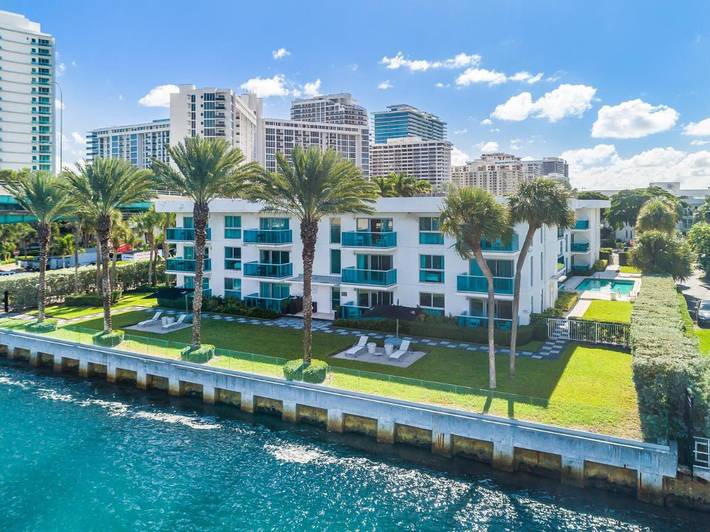 Apartahotel para 2 personas, con piscina además de vistas y jardín en Florida