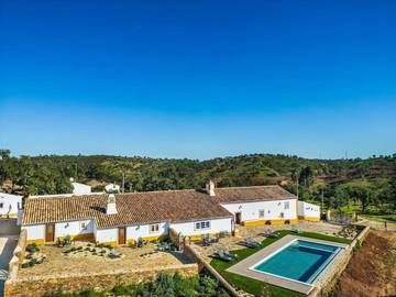 Location de vacances pour 5 personnes, avec jardin ainsi que vue et piscine dans Salir