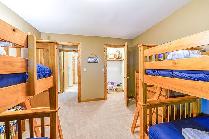 Vacation rental for 11 people, with yard and balcony in Lake Anna