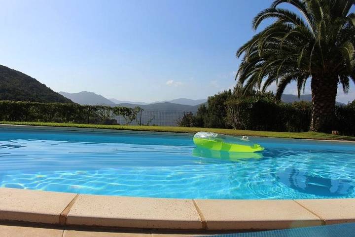 Maison de vacances pour 6 personnes, avec Balcon et Terrasse ainsi que Jardin et Piscine à Sainte-Lucie-de-Tallano