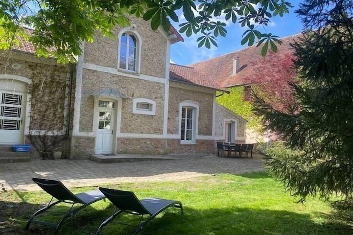 Gîte pour 10 personnes, avec jardin et terrasse dans Crèvecœur-en-Brie