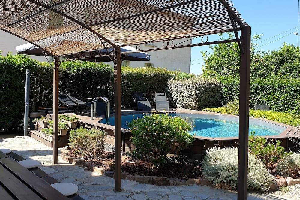 Entire apartment, A l'ombre du clocher - Gîte with heated pool in Calenzana, Calvi region