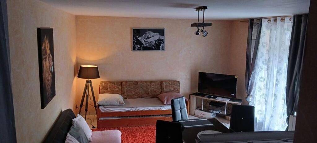 Appartement entier, One-Bedroom Apartment in Saint-Étienne-de-Cuines, Région de Saint-Jean-de-Maurienne