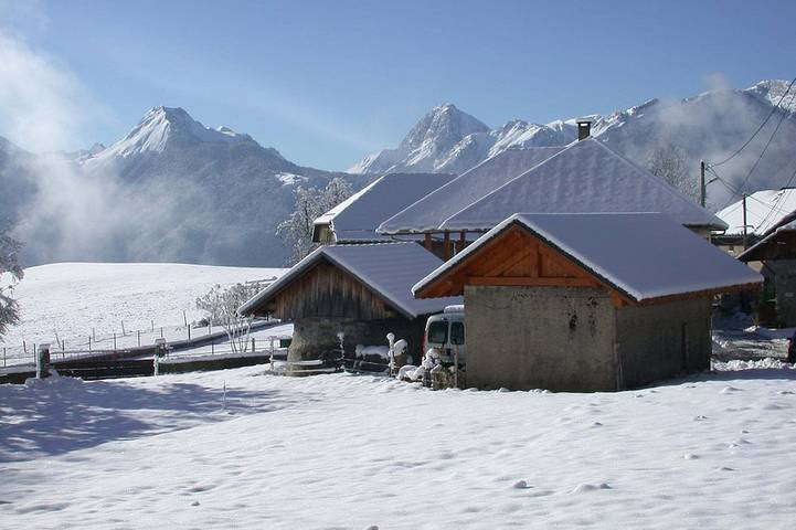 Gîte pour 6 personnes, avec jardin et terrasse à Montmin
