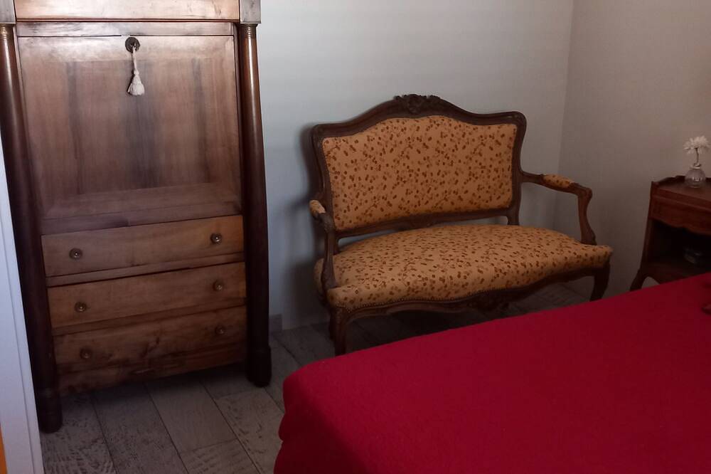 Quiet village house, swimming pool. Serenity guaranteed in its exotic garden. in Entraigues-sur-la-Sorgue, Vaucluse