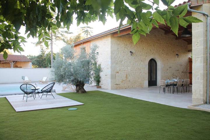 Location de vacances pour 11 personnes, avec Terrasse ainsi que Jardin et Piscine à Saint-Yzans-de-Médoc