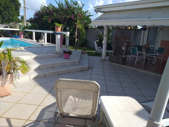 Gîte pour 2 personnes, avec terrasse et piscine à Les Abymes - 4