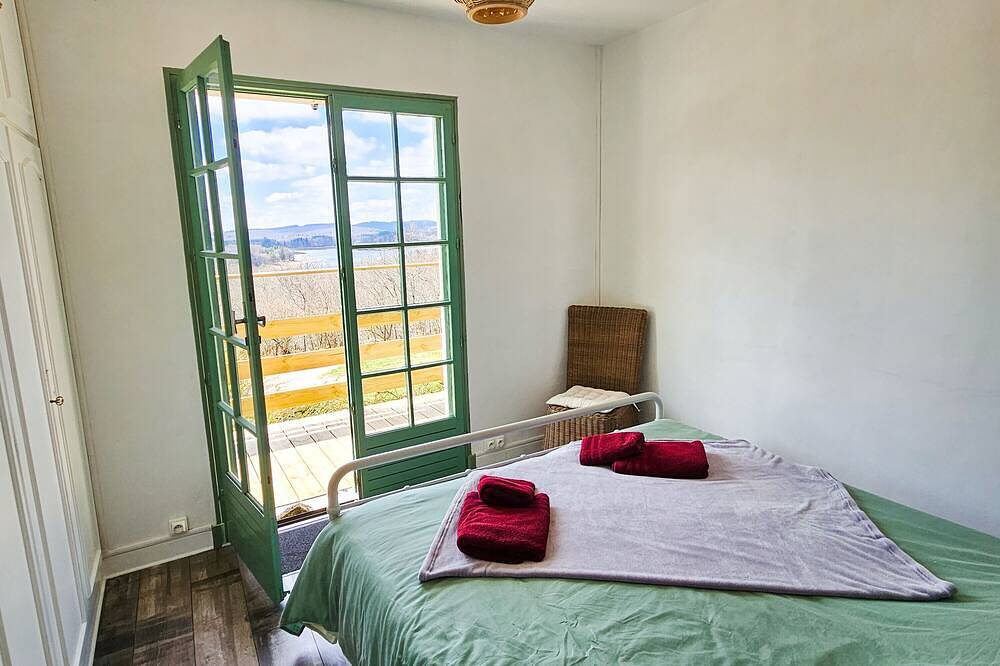 Villa des Suisses with Jacuzzi & View of Lake des Settons in Moux-en-Morvan, Lago de Settons