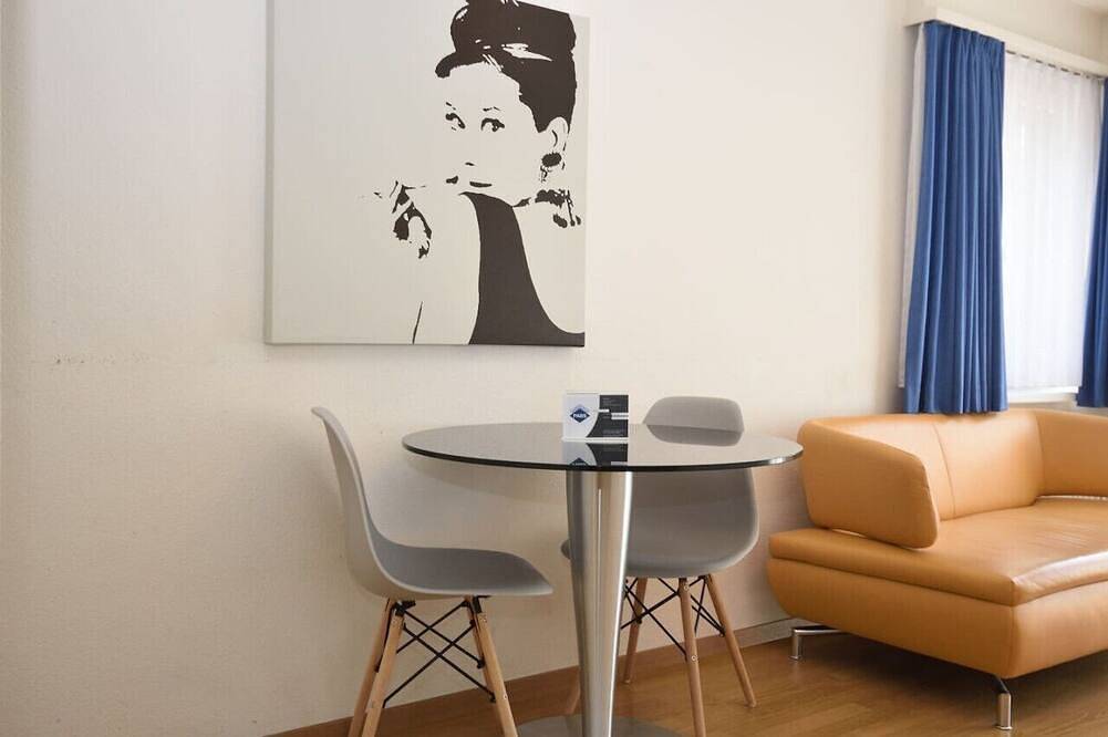 Geheel appartement, City-Studio - sweet and modest (Crown 14) in Zürich, Zürich (district)