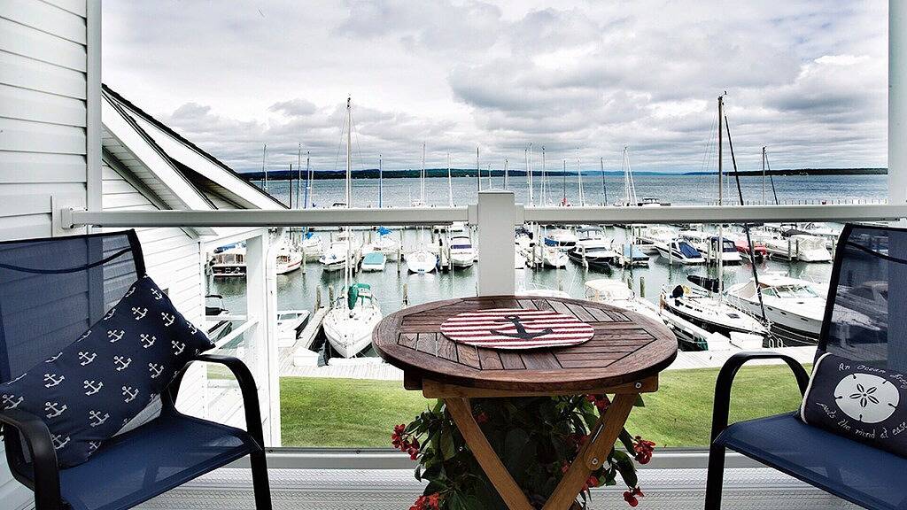 Ganze Wohnung, Das Bootshaus Ii: Gemütliche Wohnung. Amazing View of Lake Charlevoix. Stadt / Strand / Pool in Charlevoix, Charlevoix County