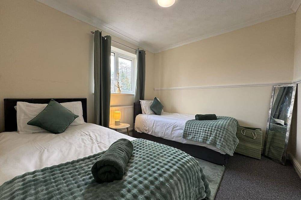 Olive House Long Stay Discounts Sleeps 8 Parking in Swindon, South West England