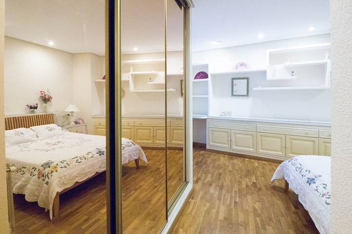 Apartamento entero, Abastos Lujoso y acogedor. 3 dormitorios. Perfecto para familias con niñoswifi. in Arrancapins, Valencia