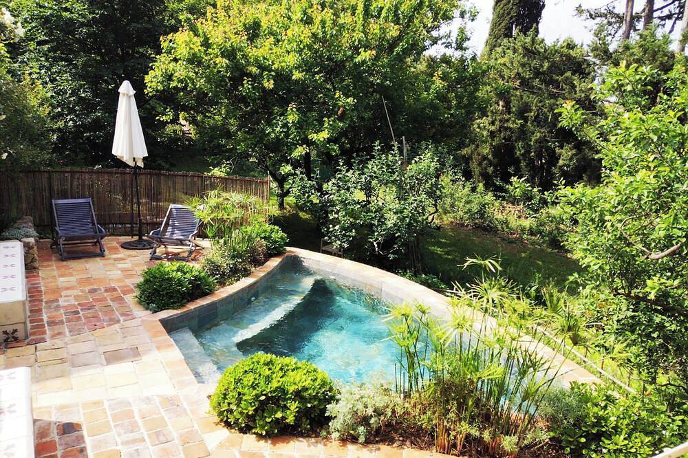 Large Provencal Mas and independent Gîte 270m2- 4000m2 of land in Monteux, Vaucluse