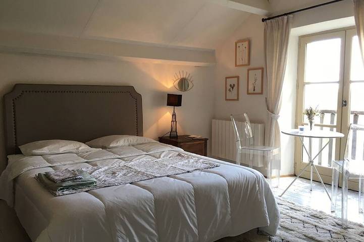 Gîte pour 2 personnes, avec jardin ainsi que terrasse et piscine à Aujols