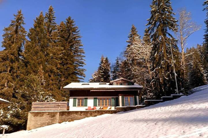 Maison pour 7 personnes, avec balcon ainsi que jardin et jacuzzi à Saanen