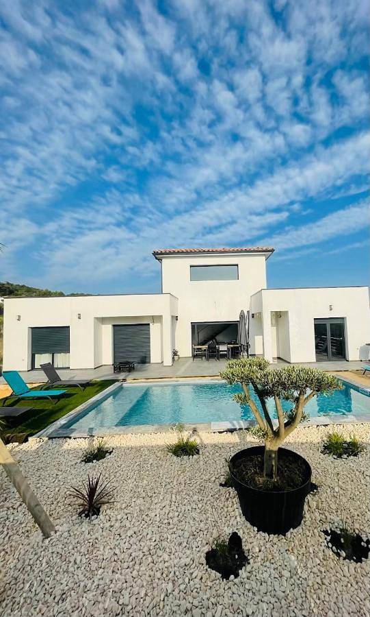 Location de vacances pour 6 personnes, avec piscine ainsi que vue et jardin, animaux acceptés à Mons (Gard)