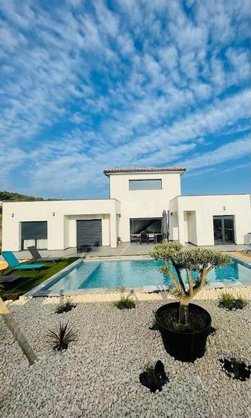 Location de vacances pour 6 personnes, avec jardin ainsi que vue et piscine, animaux acceptés à Mons (Gard)