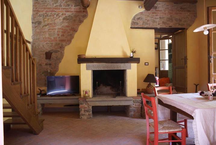 Gîte pour 10 personnes, avec Balcon et Terrasse ainsi que Jardin et Vue à Barga