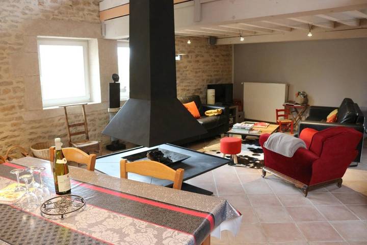 Location de vacances pour 7 personnes, avec piscine ainsi que vue et jardin à Levernois - 3