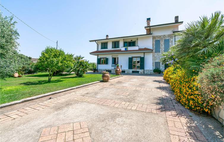 Appartement de vacances entier, Appartement confortable avec parking, Wi-Fi, terrasse et climatisation in Sabaudia, Agro Pontino