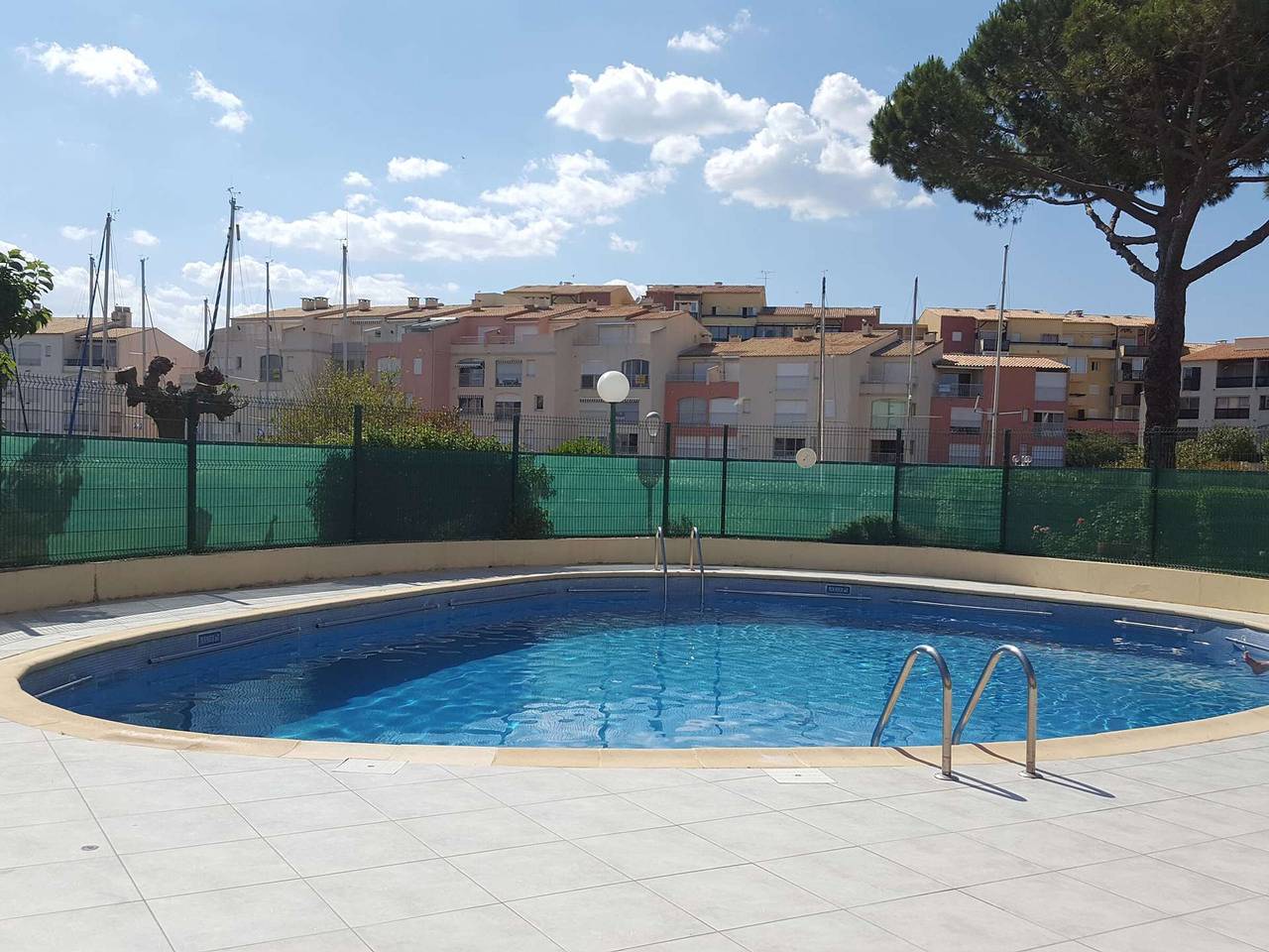 Entire studio, Mezzanine Studio with Ac, Elevator, Washer, Pool & Near Beach in Cap d'Agde, Agde