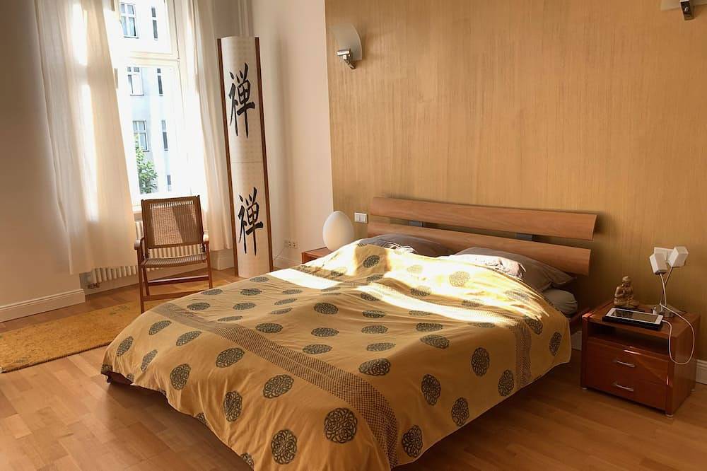 Ganze Wohnung, Schöne, helle, ruhige Ferienwohnung Savignyplatz (Zentrum West) für längere Zeit in Charlottenburg Berlin, Berlin
