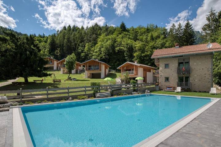 Ferienwohnung für 4 Personen, mit Balkon und Terrasse sowie Garten und Pool in Bezzecca
