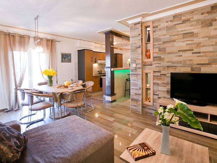 Ganze Wohnung, Mélanie im Erdgeschoss einer Villa in Strandnähe in Zaton, Grad Dubrovnik