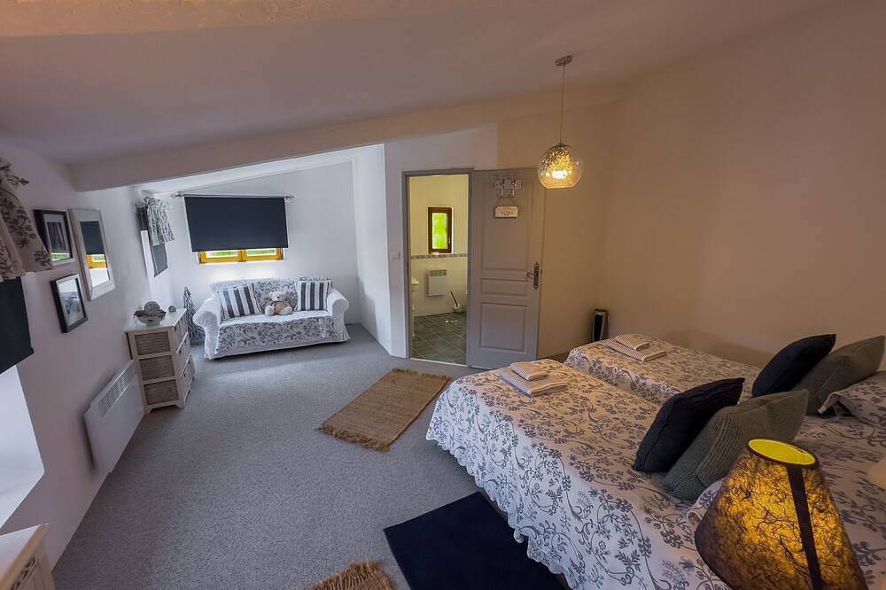 Maison Charvin - Four Bedroom Villa, Sleeps 8 in Montlaur, Limoux region
