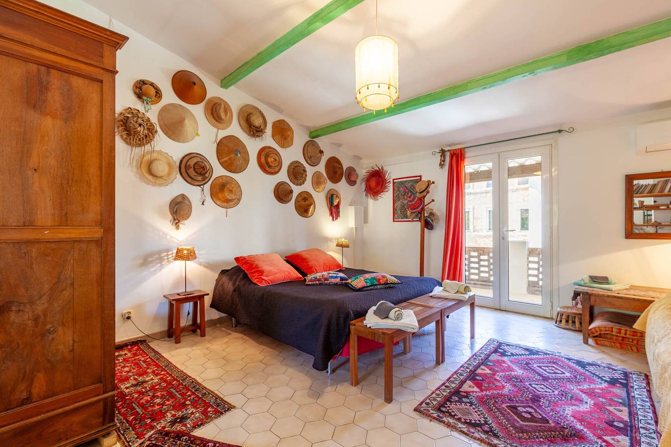 Habitación de huéspedes «Les Citronniers - Chapeaux» con terraza compartida, Wi-Fi y aire acondicionado in Marsella, Marsella region