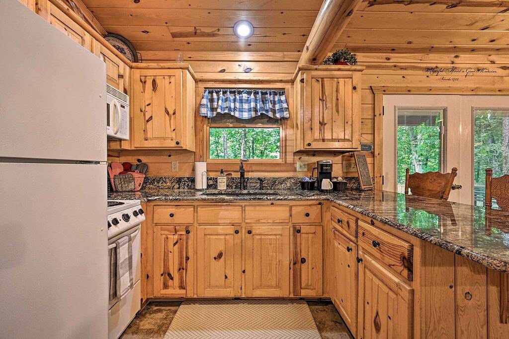 Log Cabin for 4 Guests in Broken Bow Lake, McCurtain County