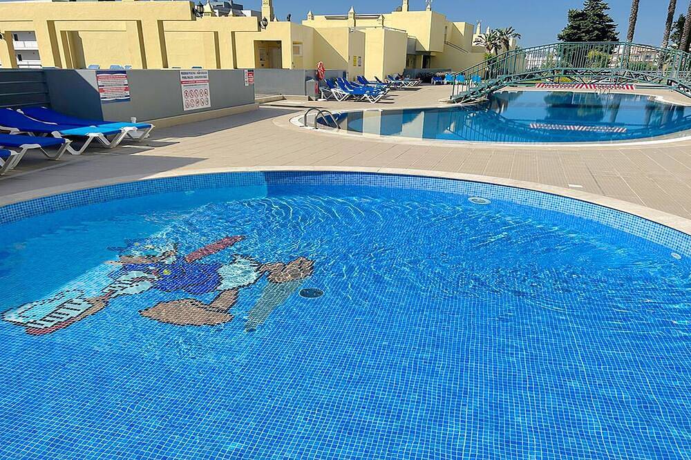 Ganze Wohnung, Condominium do Mar is a popular resort a few minutes walk to the Marina da Lagos in São Sebastião, Lagos