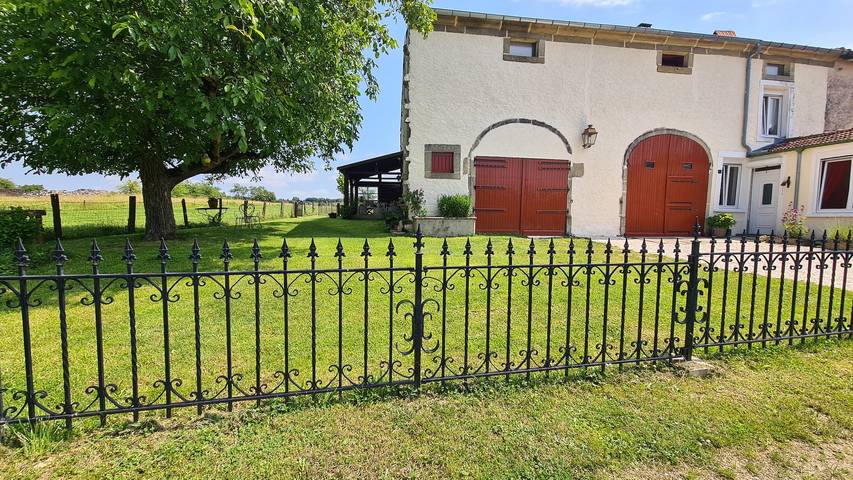 Gîte pour 5 personnes, avec piscine dans Voisey