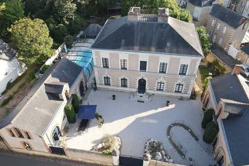 Gîte pour 15 personnes, avec jardin ainsi que jacuzzi et piscine à Thouarcé