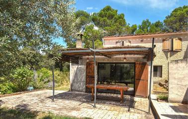 Gîte pour 7 personnes, avec jardin ainsi que piscine et terrasse à Uchaux