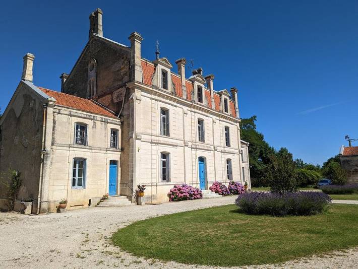 Chambre d’hôte pour 2 personnes, avec vue et piscine ainsi que terrasse et jardin à Chadurie