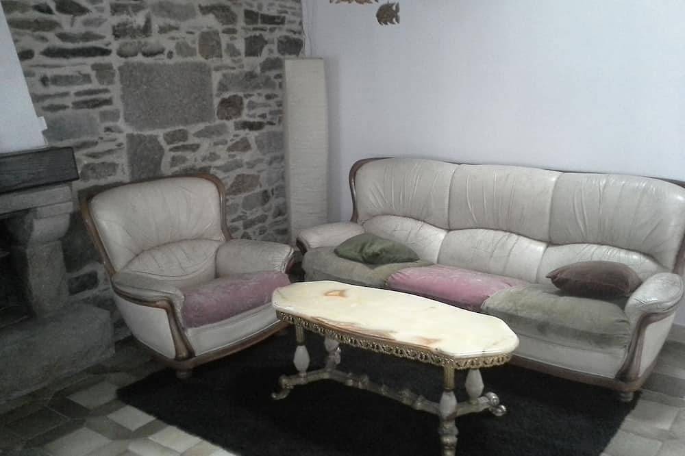 Gîte St Germain sleeps 5, 3 mins from the lake fishing/pedalos, pets welcome! in Glomel, Guingamp Region