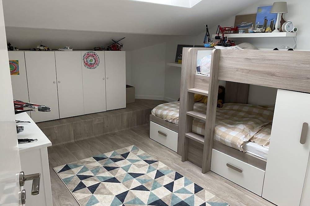 Maison familiale piscine  privée et cheminée  9 couchages 5 chambres in Caudéran (Bordeaux), Bordeaux