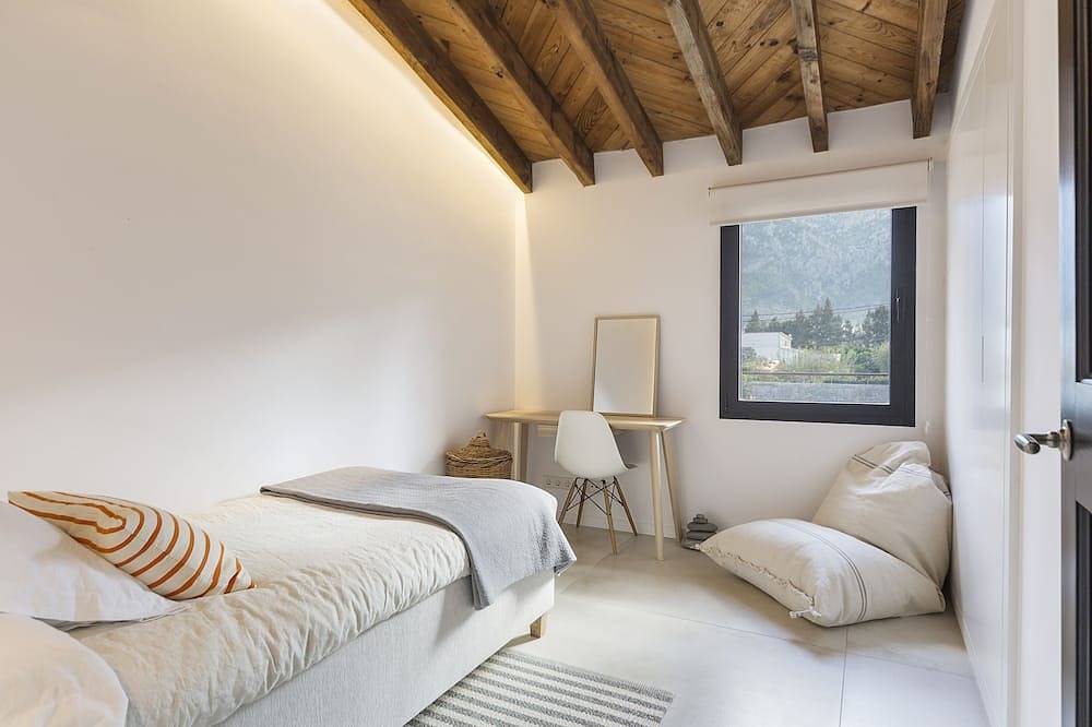 Exclusiva villa de piedra de diseño con vistas a las montañas in L'Horta, Sóller