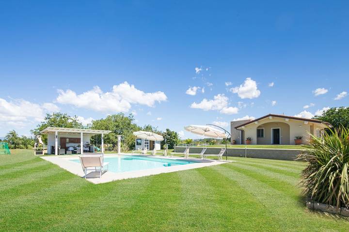 Casa vacanza per 6 persone, con giardino e vista lago nonché piscina a Fucecchio