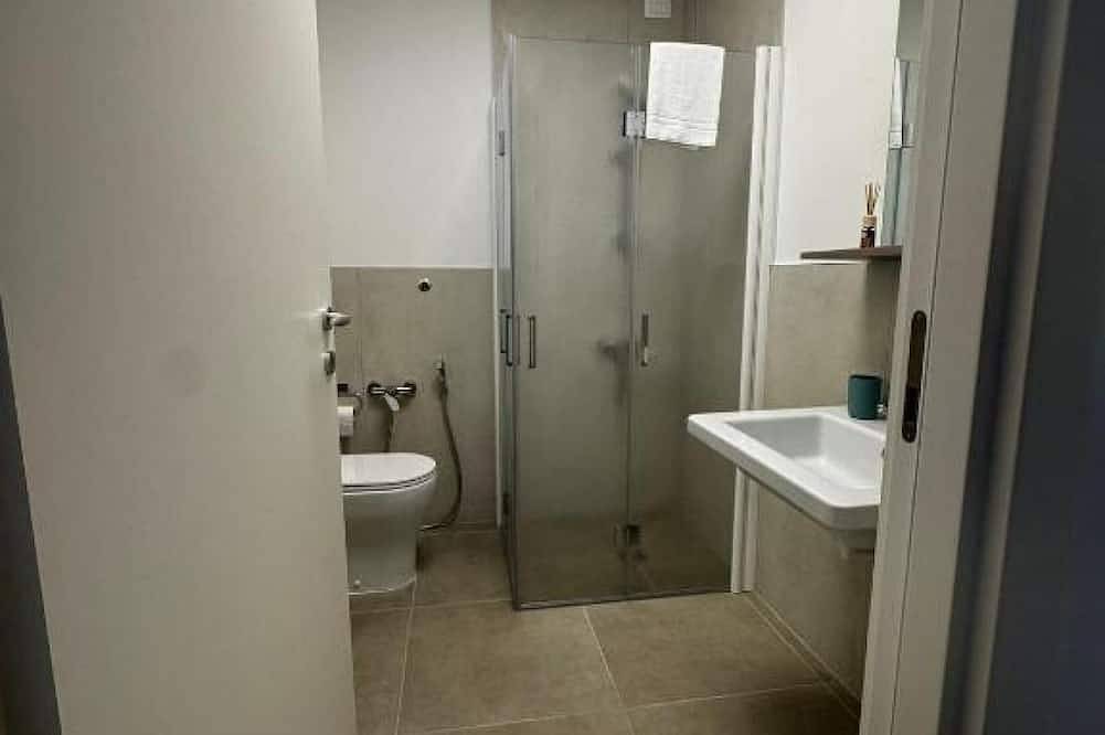 🏡 Modern & Functional Rooms in Mestre – Brand-New Guesthouse with Free Parkingperfectly located for Venice: bus no. 5 passes every 10 minutes and takes you directly to the historic center in just a few minutes! Rooms are equipped with a comfortable in Mestre, Venice
