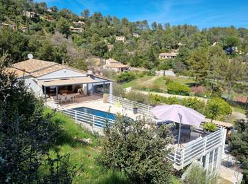 Location de vacances pour 7 personnes, avec terrasse et jacuzzi ainsi que jardin et piscine à Méounes-lès-Montrieux