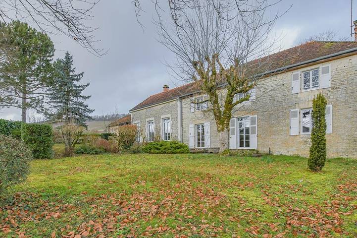 Location de vacances pour 11 personnes, avec jardin et jacuzzi dans Rouvres-les-Vignes