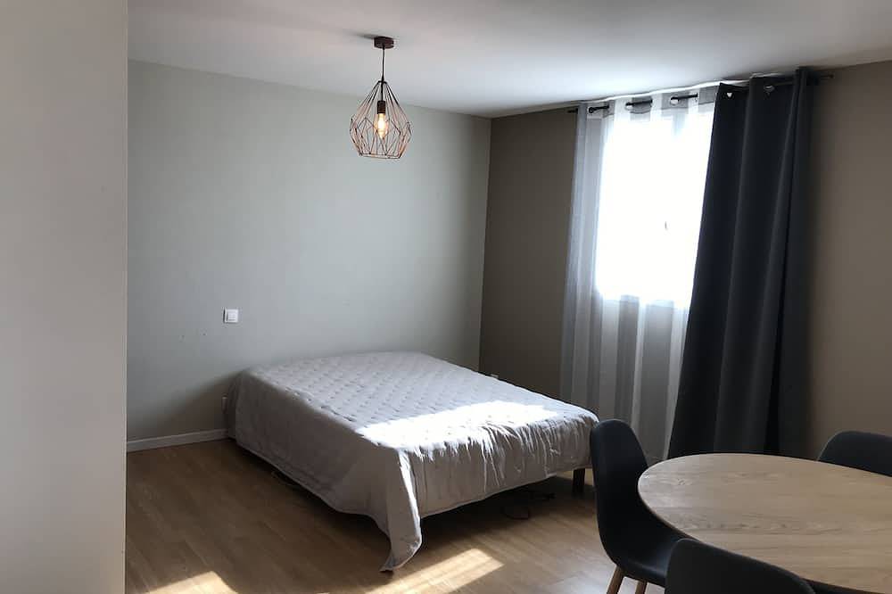Entire apartment, Holiday Apartment in Villeneuve-lès-Béziers, Côte d'Améthyste